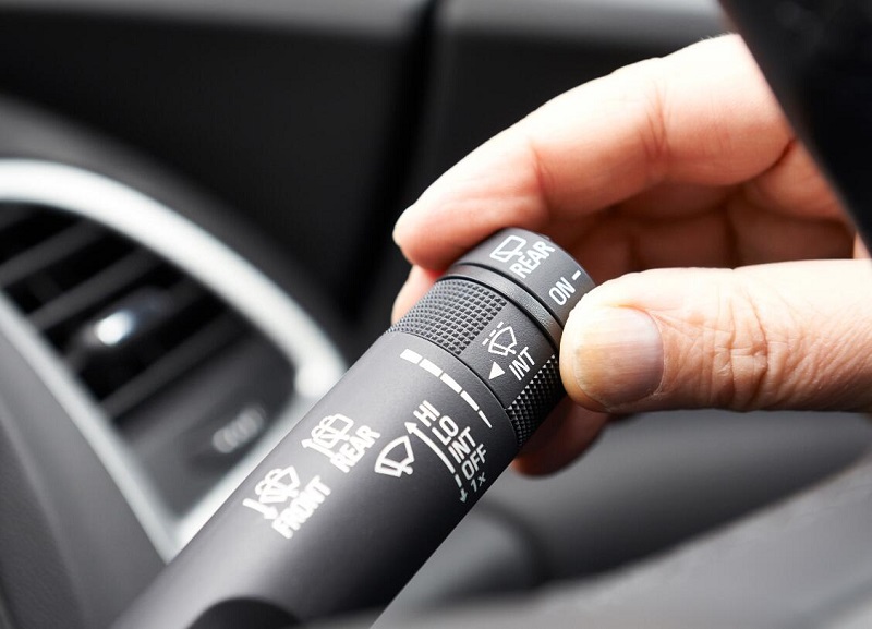Cómo juzgar qué frecuencia de oscilación se debe usar cuando se usan las escobillas del limpiaparabrisas del automóvil